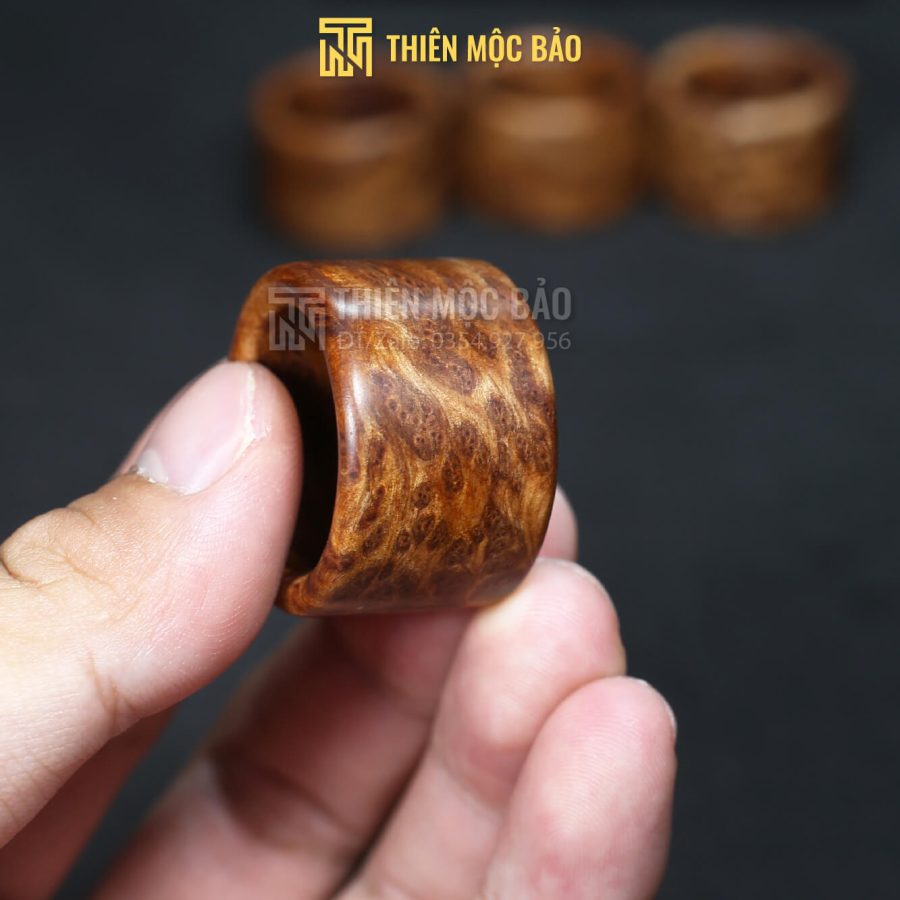 nhan-can-long-go-Nu-Ngoc-Am-thom-van-dep